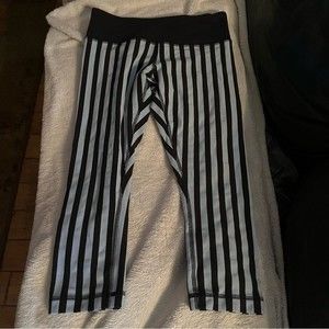 Lululemon wunder under purple and black striped Capri leggings